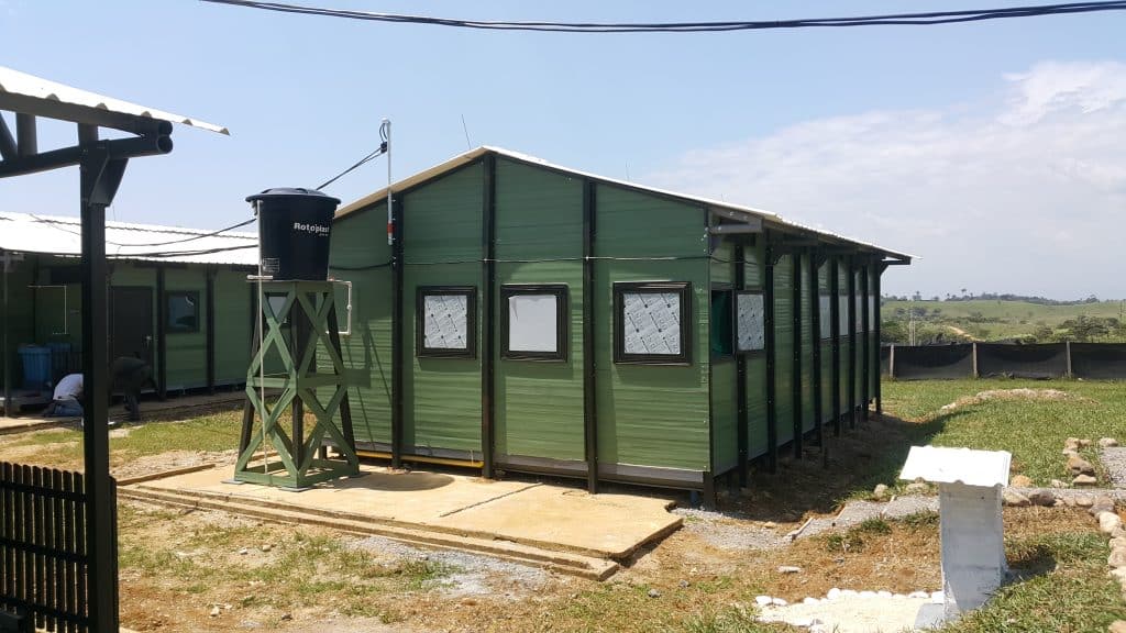 Campamento modular verde en polipropileno instalado en zona rural, diseñado para vivienda temporal en proyectos industriales, sociales o de emergencia.