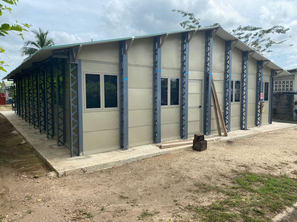 Campamento modular prefabricado en estructura metálica y paneles de polipropileno, instalado en zona rural de Colombia, ideal como opción de casas modulares y casa prefabricadas para alojamientos temporales en obras civiles, minería o emergencias. Excelente alternativa prefabricadas Colombia tipo prefabricado casa resistente y funcional.