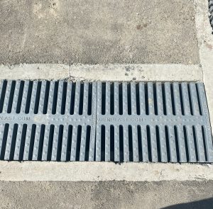 Rejilla plástica de drenaje en polipropileno instalada en pavimento vehicular para evacuación de aguas lluvias o residuales.