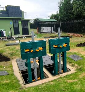 Sistema de compuertas plásticas instaladas en planta de tratamiento de aguas residuales, con estructuras en polipropileno de alta resistencia a la corrosión.