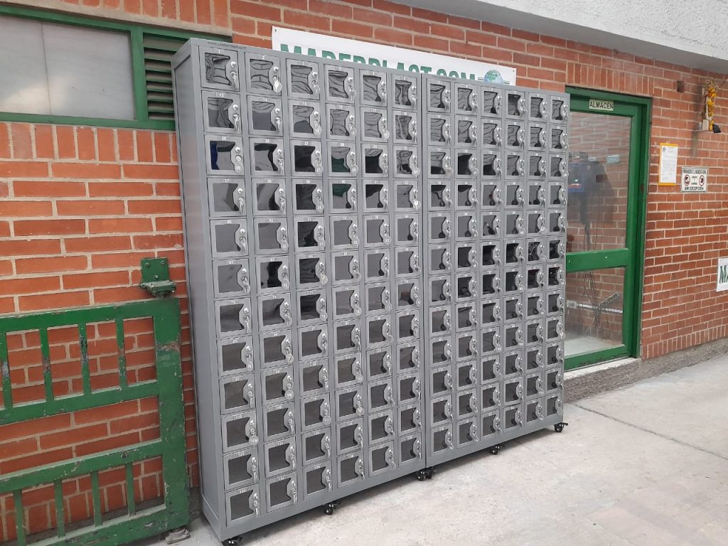 Casillero plástico de polipropileno con compartimentos individuales para guardar llaves, celulares y objetos personales.