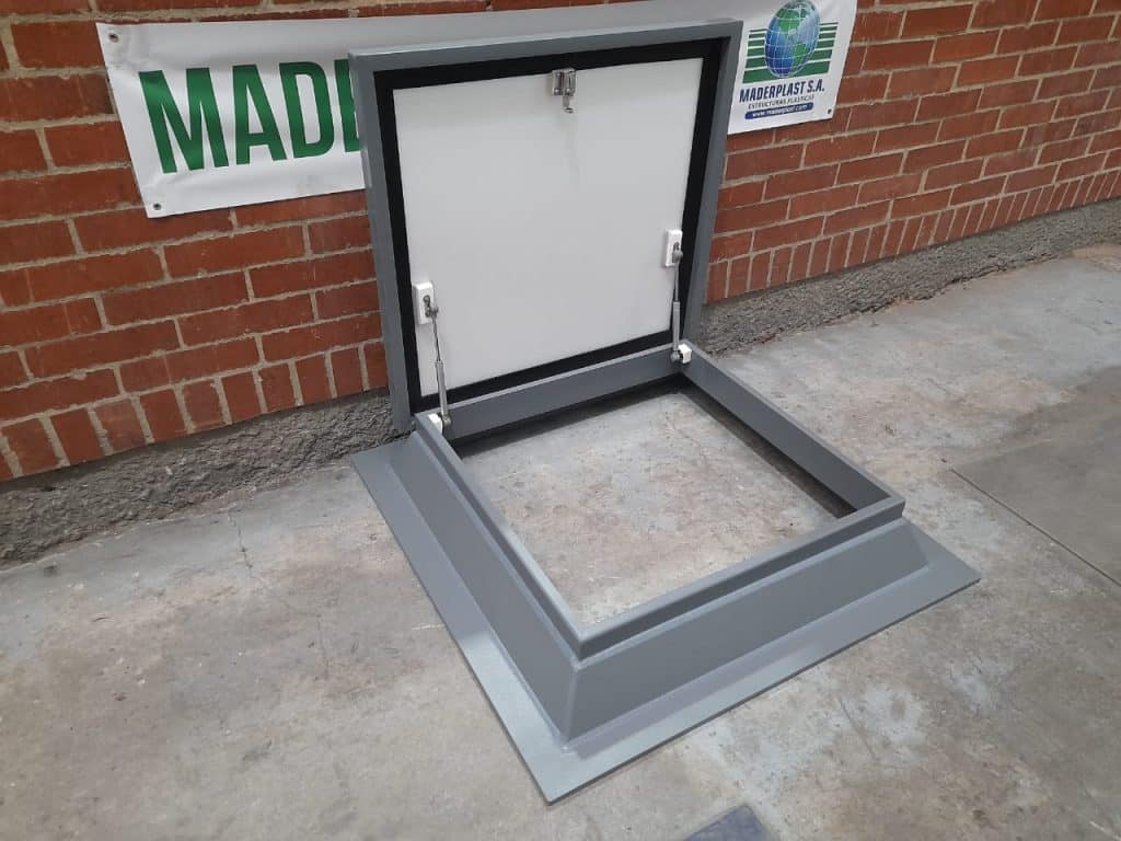 Tapa de acceso industrial en polipropileno de alta resistencia para pozos de inspección e infraestructura.