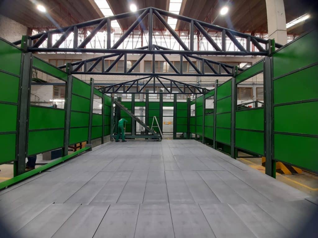 Campamento modular prefabricado de polipropileno con estructura metálica, piso antideslizante y paredes verdes resistentes para alojamientos industriales
